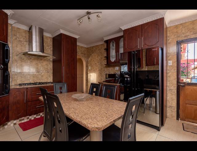 3 BEDROOM FREEHOLD SOLD IN ROSEACRE